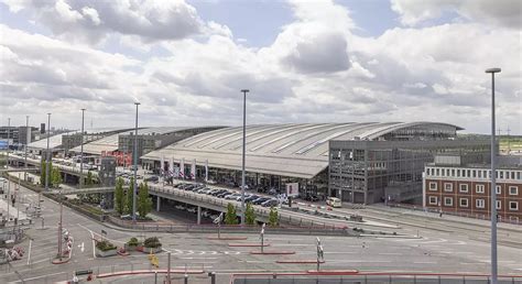 Man in Hamburg airport hostage drama used a rental car and had no weapons permit